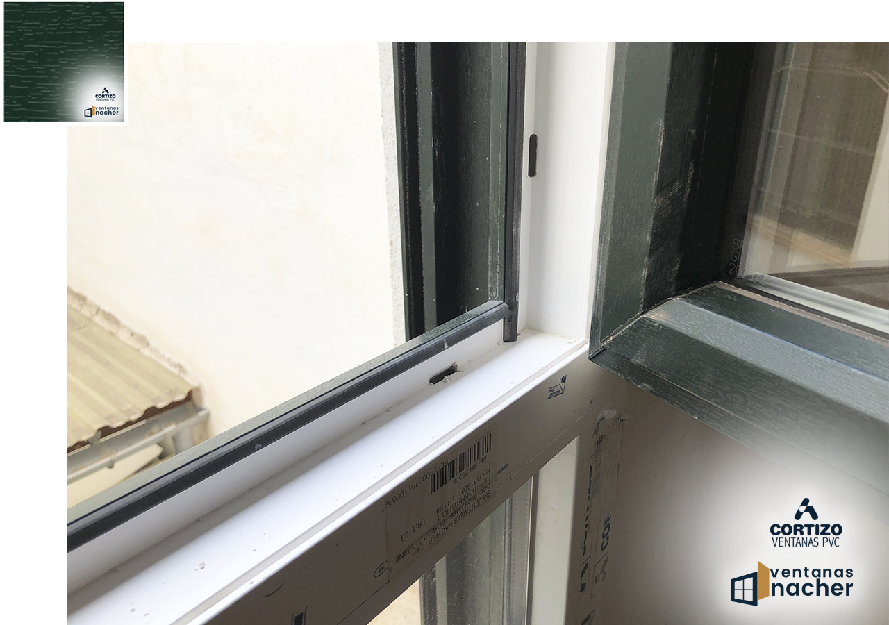 Ventana o Balconera de PVC oscilo batiente de 2 hojas A70 CORTIZO con  persiana. - Windowcas