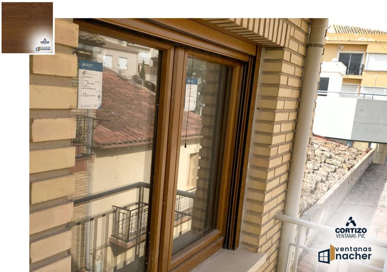 Ventana o Balconera de PVC oscilo batiente de 2 hojas A70 CORTIZO con  persiana. - Windowcas